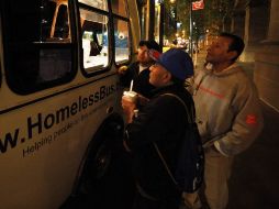 Personas desamparadas en Nueva York, esperan que organizaciones caritativas les regalen alimentos y vestido. REUTERS  /