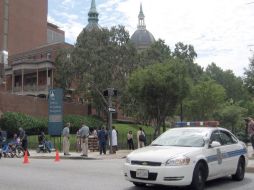 La policía local prepara una operación para recuperar el control del hospital. AP  /