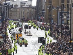 Miles de personas se aposataron en las calles de Edimburgo para ver pasar la comitiva papal. EFE  /
