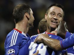 Jugadores del Chelsea , a la derecha John Terry, abrazando a Nicolas Anelka. Izq. Yuri Zhirkov. AP  /