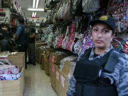 La mercancía pirata ostentaba los nombres de marcas reconocidas violando las leyes de propiedad intelectual. ARCHIVO  /