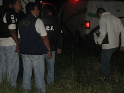 Las víctimas estaban colgadas de un puente vehicular de donde fueron bajados por peritos en presencia de sus familiares. O. RUVALCABA  /