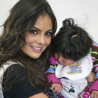 Jimena Navarrete se solidariza con niñas huérfanas