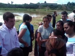 Miguel Castro Reynoso (izquierda) recorrió la zona de El Barrancón, en donde arrancaron obras de rehabilitación. T. VILLASEÑOR  /