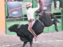 David Rojas realiza suertes con la soga. ESPECIAL  /