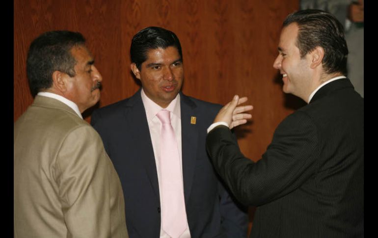 Carlos Corona (centro) deberá dejar la Secretaría General del Congreso del Estado el próximo 23 de septiembre. M. FREYRIA  /