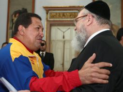 El mandatario Hugo Chávez saluda al presidente de la Confederación de Asociaciones Israelitas de Venezuela, Salomón Cohen. EFE  /