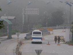 Un grupo de 14 surcoreanos cruzó la frontera fuertemente custodiada para iniciar las conversaciones en la ciudad de Keasong. EFE  /