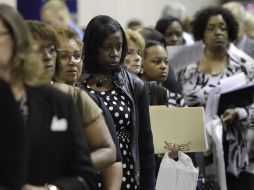 Estadounidenses hacen fila en una oficina gubernamental para solicitar el apoyo económico que se otorga a los desempleados. AP  /