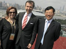 El embajador mexicano en China, Jorge Guajardo (centro) posa en la azotea del emblemático pabellón de China. EFE  /