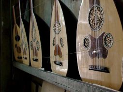 Los precios del laúd árabe depende de la materia prima, los más caros cuestan entre mil y dos mil dólares. EFE  /