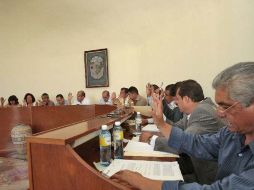 Aspecto de una sesión de Ayuntamiento. Algunos empleados de la administración serán apoyados para fortalecer su educación. ARCHIVO  /