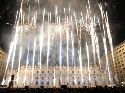 La fachada del Palacio de La Moneda se iluminó para celebrar 200 años de vida independiente en Chile. AFP  /