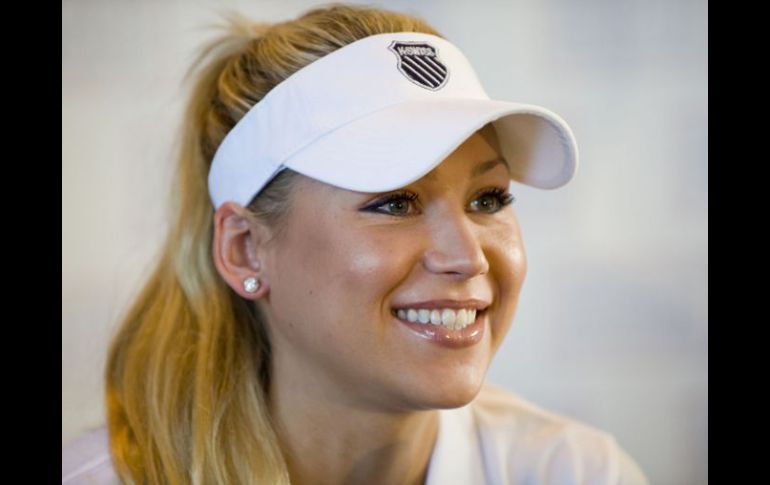 La sesión fotográfica muestra a la modelo en un bikini blanco. KOURNIKOVA.COM  /