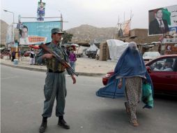 Un policía afgano vigila un punto de control en Kabul, Afganistán, en vísperas de las elecciones parlamentarias afganas. EFE  /