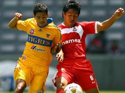 El defensa de Toluca, Manuel de la Torre (Der) en el partido ante Tigres en la jornada 4 de la Apertura 2010. MEXSPORT  /