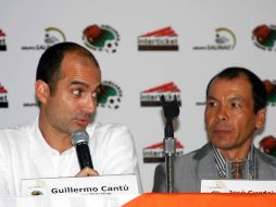 Guillermo Cantú, presidente de Jaguares (der) junto al técnico del equipo, José Guadalupe Cruz. MEXSPORT  /