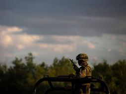 Un soldado vigila a bordo de un vehículo en una zona rural cerca de Ciudad Mier. REUTERS  /
