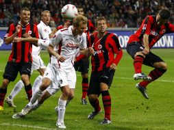 Benjamin Koehler del Eintracht de Frankfurt remata de cabeza. REUTERS  /