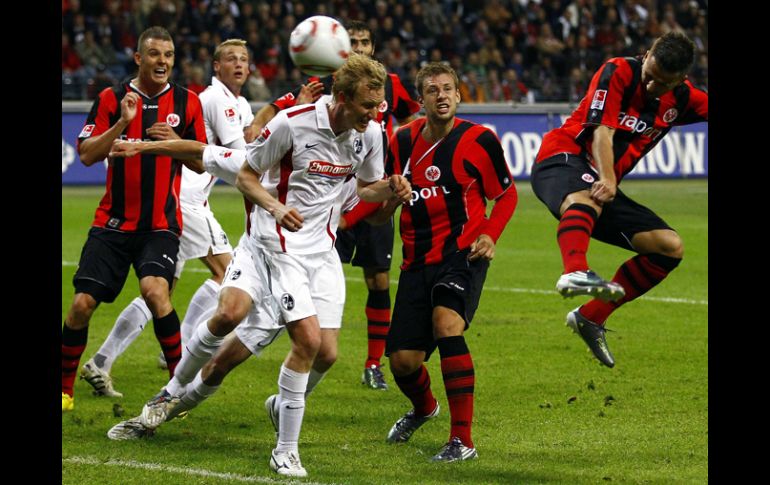 Benjamin Koehler del Eintracht de Frankfurt remata de cabeza. REUTERS  /