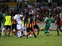 Al final del partido los leones negros protagonizaron una riña que sólo duró unos minutos dentro del terreno de juego. E. PACHECO  /