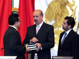 El secretario de Gobierno capitalino, José Ángel Ávila, entrega el Informe de Ebrard a la Mesa Directiva de la ALDF. EL UNIVERSAL  /