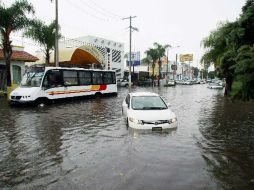 En Gobernador Curiel al cruce con Pelícano el agua alcanzó 80 centímetros de altura. ARCHIVO  /