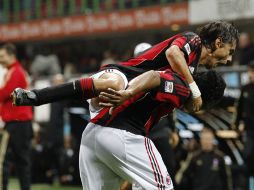 Filippo Inzaghi del Milán, celebra el gol del empate con sus compañeros. EFE  /