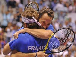 La pareja francesa formada por Michael Llodra (atrás) y Arnaud Clement (delante) celebra la victoria sobre los argentinos.EFE  /