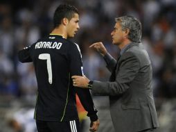 Mourinho dando instrucciones a Ronaldo durante juego frente al Real Sociedad. REUTERS  /