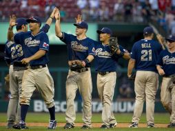 Los jugadores de los Padres celebran la victoria 8-4 ante los Cardenales. EFE  /