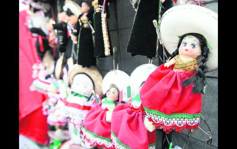 Los vendedores ambulantes fueron los más beneficiados con el festejo del 15 de septiembre.  A. CAMACHO  /