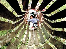 El circuito de aventura en Zirahuen, Michoacán, tiene cinco tirolesas.ESPECIAL  /