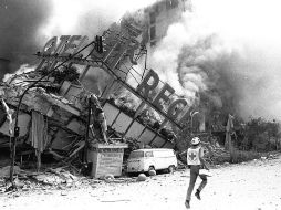 Un socorrista de la Cruz Roja corre para brindar atención cerca del mítico hotel Regis, que se cayó completamente.EL UNIVERSAL  /