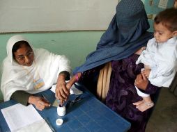 Una mujer sufraga durante las elecciones parlamentarias en Jalalabad, Afganistán. EFE  /