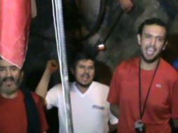 Mineros atrapados en una mina en chile cantan el himno de Chile para unirse a la celebración del bicentenario de ese país. EFE  /