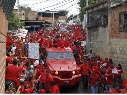 Hugo Chávez saluda a sus simpatizantes durante una gira por Guarenas. REUTERS  /