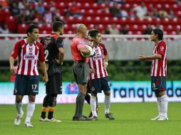Omar Bravo (17) se fue expulsado en el minuto 34 del primer tiempo. E. PACHECO  /