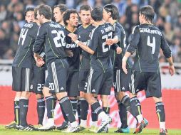 Jugadores del Real Madrid felicitan a Cristiano Ronaldo (centro), autor del segundo gol merengue. REUTERS  /