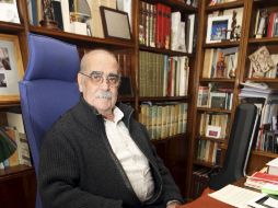 Labordeta recibió el 6 de septiembre de los ministros de Defensa la Gran Cruz de la Orden Civil Alfonso X El Sabio. EFE  /