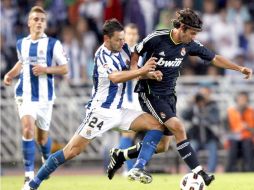 Esteban Granero (der.) controla el balón en el duelo ante Real Sociedad en la Liga española. EFE  /