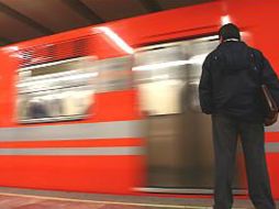 Aguilar, ganador de varios premios de periodismo, concluye que los usuarios de este transporte hacen mágico el trayecto. EL UNIVERSAL  /