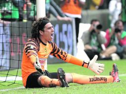 • Guillermo Ochoa da gritos a su defensa, luego de recibir el segundo tanto del Toluca. MEXSPORT  /
