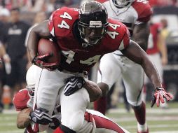 Jason Snelling el 44 de los Falcons, logra llevarse  al defensor de los Cardenales Paris Lenon. AP  /