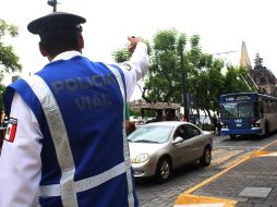 Pese a la polémica que han generado, los chalecos azules siguen siendo utilizados por los agentes de Vialidad. A. HINOJOSA  /