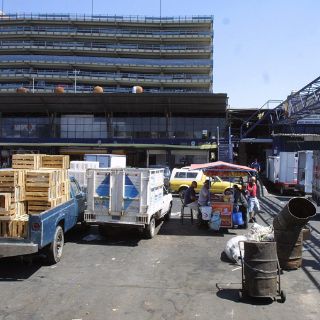 Comerciantes ''dinosaurios'' frenan avance del Mercado de Abastos