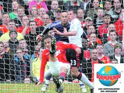 El segundo gol de Berbatov fue de “chilena”, sorprendiendo al defensa Jamie Carragher y al arquero Pepe Reina. EFE  /