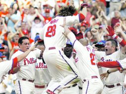 Jayson Werth (28) celebra con sus compañeros el jonrón ganador que conectó en la novena entrada. AP  /