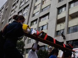 Rescatistas participan hoy en un simulacro de sismo en el DF, en el marco del 25 aniversario del terremoto de 8.1 grados Richter. EFE  /