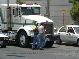 Aspecto de avenida Gobernador Curiel, donde el tránsito pesado y de carga afecta el pavimento. EL INFORMADOR  /